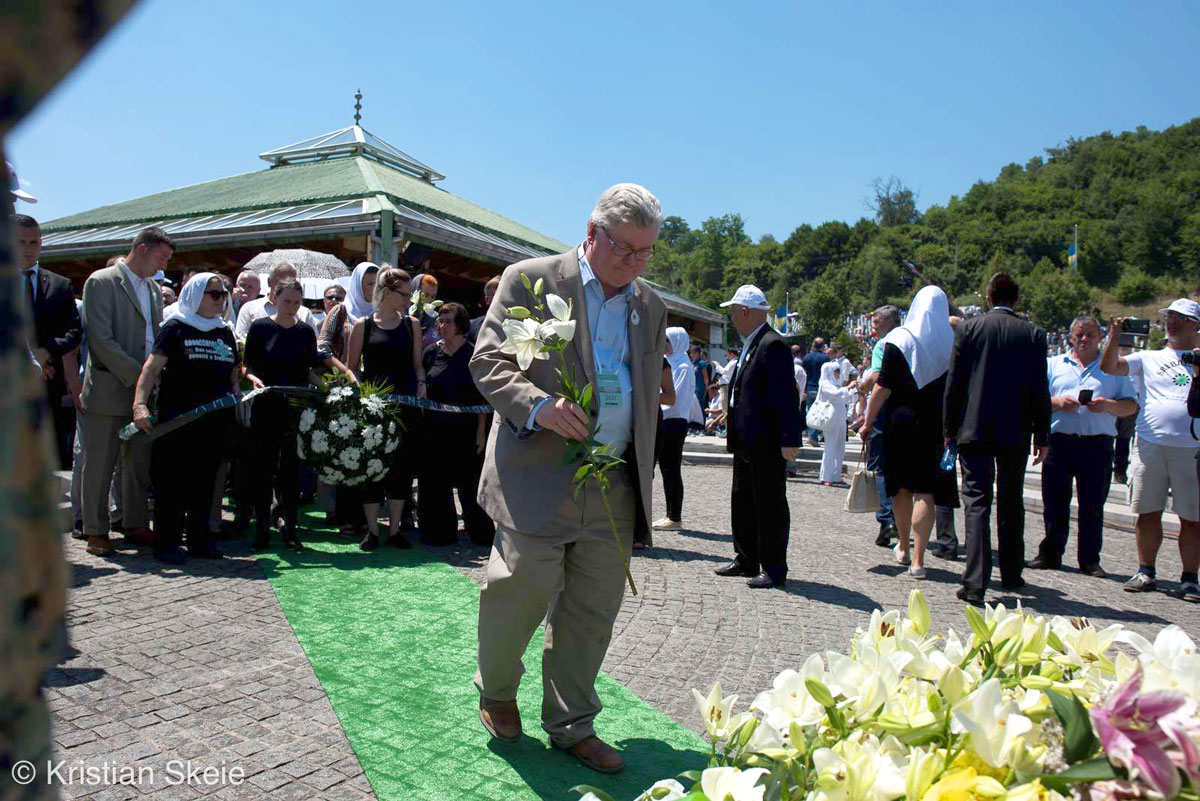Professor David Pettigrew laying flowers in Bosnia